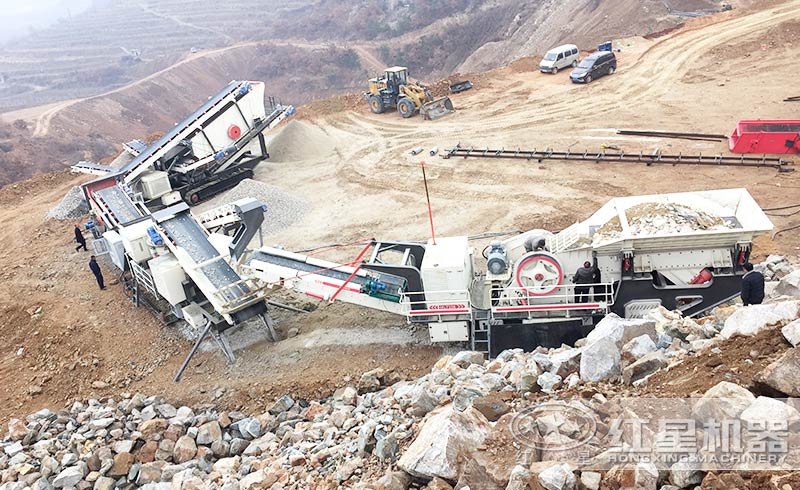 履帶式移動破碎機多機組作業(yè)現場